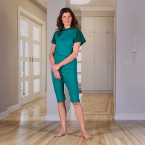 Dess. 1050 Heldragt lynls i ryg. Til bde damer og herrer. Bl, marine eller grn.